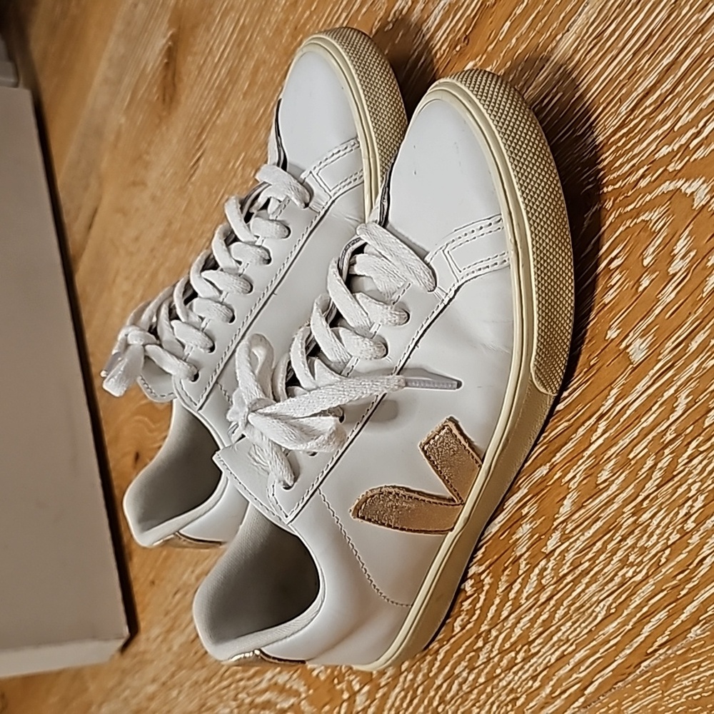 LAST CHANCE! Will donate soon. VEJA "Esplar" sneakers in leather.